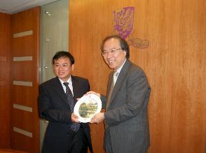 Professor Jack CHENG (right) presented souvenir to Professor LIU Jie-Shen (left).
